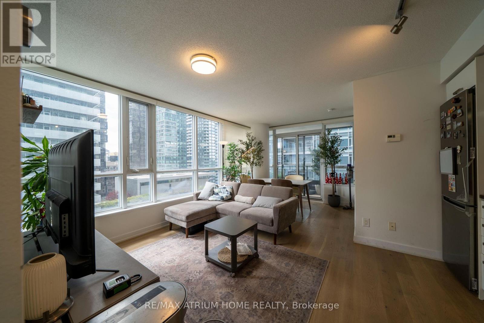 1709 - 295 Adelaide Street W, Toronto, Ontario  M5V 0L4 - Photo 1 - C13133610