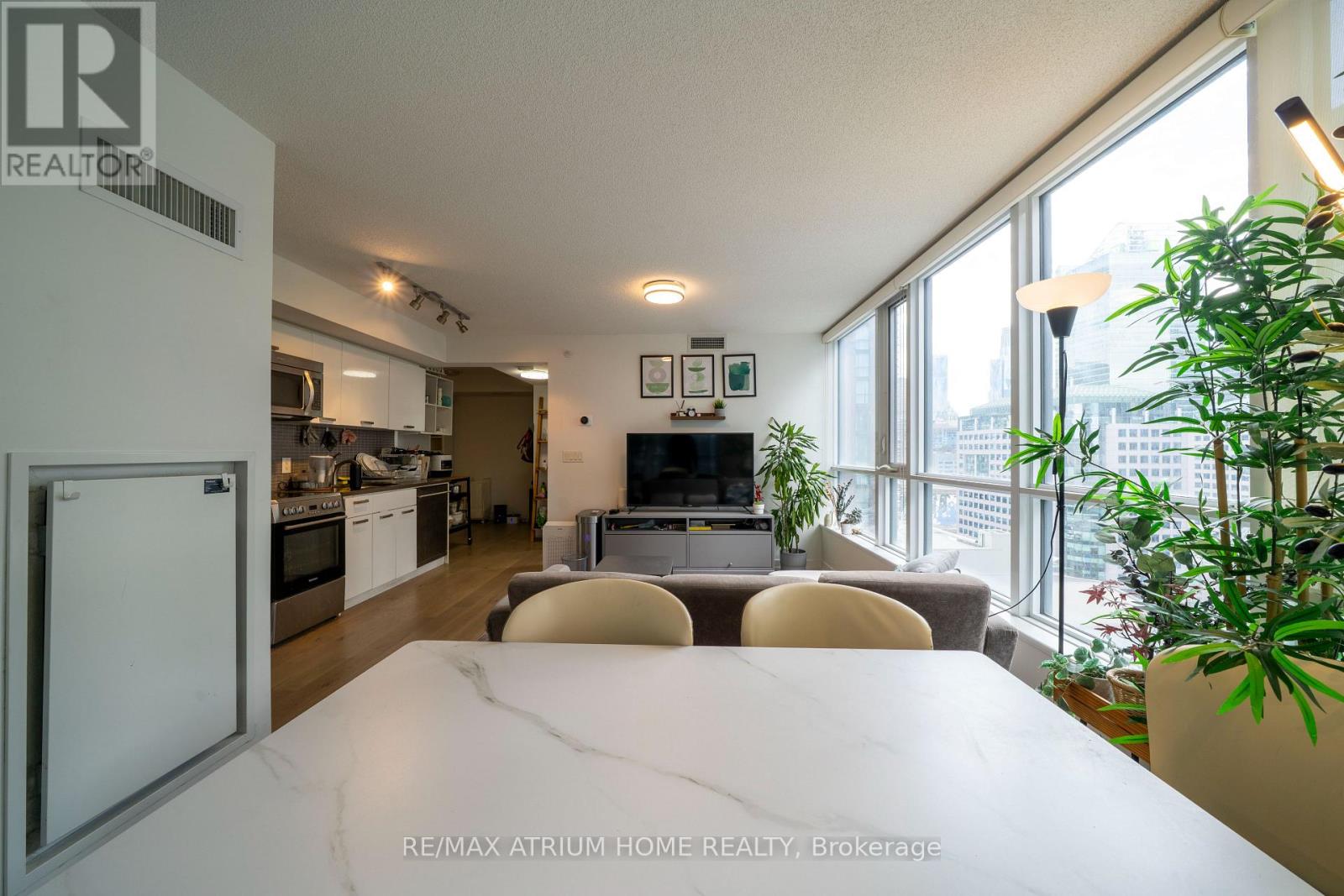 1709 - 295 Adelaide Street W, Toronto, Ontario  M5V 0L4 - Photo 2 - C13133610