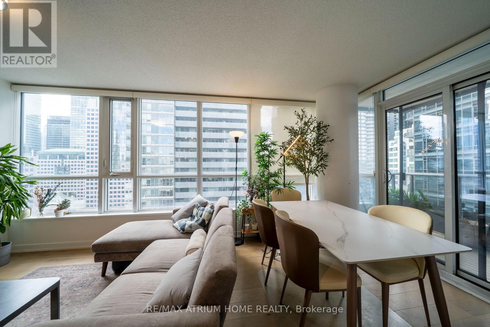 1709 - 295 Adelaide Street W, Toronto, Ontario  M5V 0L4 - Photo 3 - C13133610