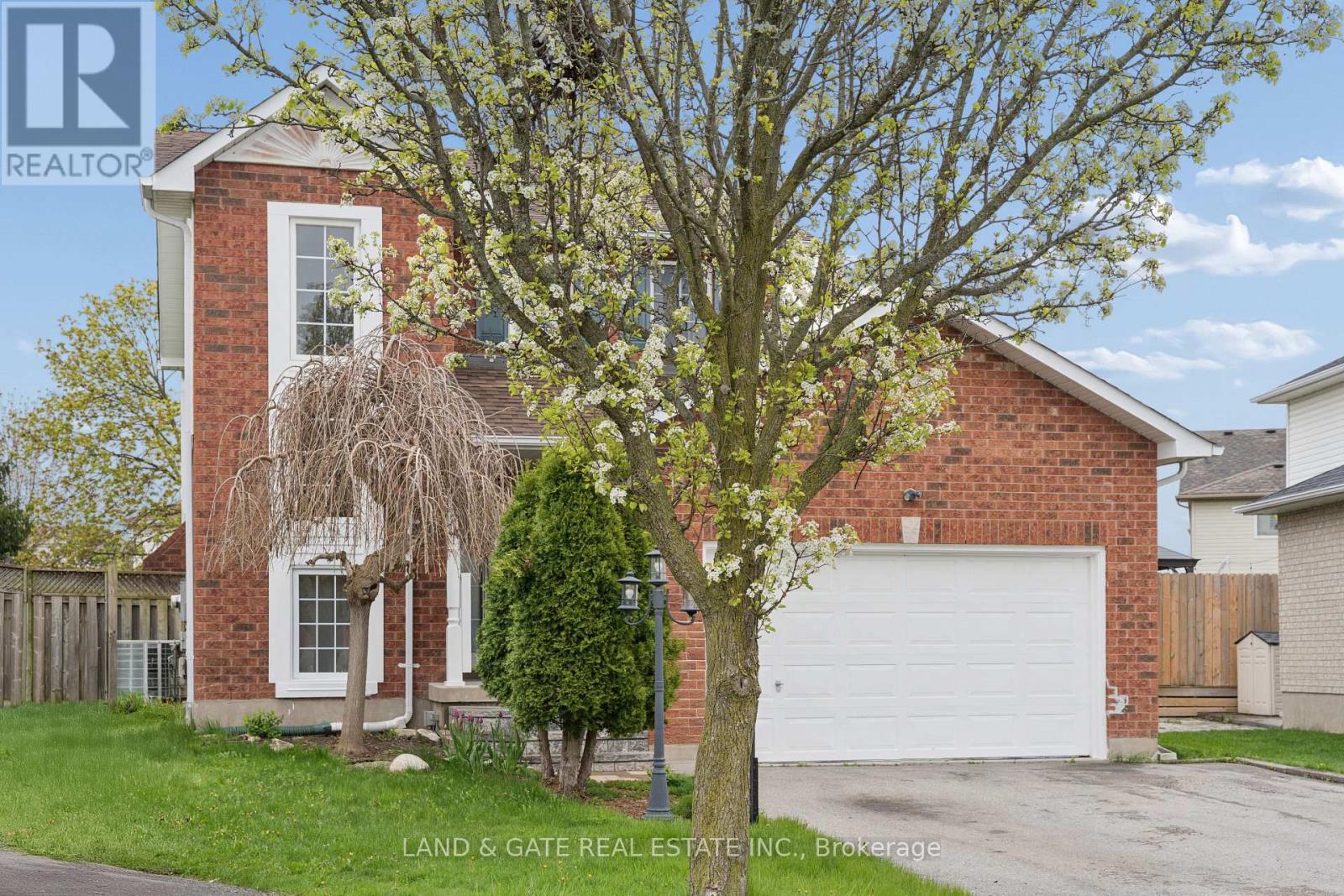 367 Concordia Court, Oshawa, Ontario  L1G 8C3 - Photo 4 - E13127488