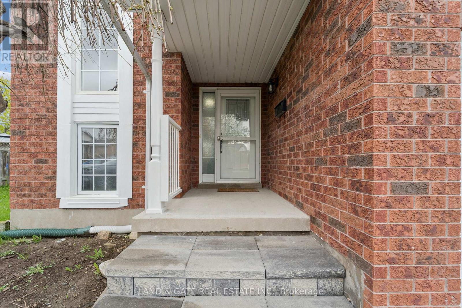 367 Concordia Court, Oshawa, Ontario  L1G 8C3 - Photo 5 - E13127488