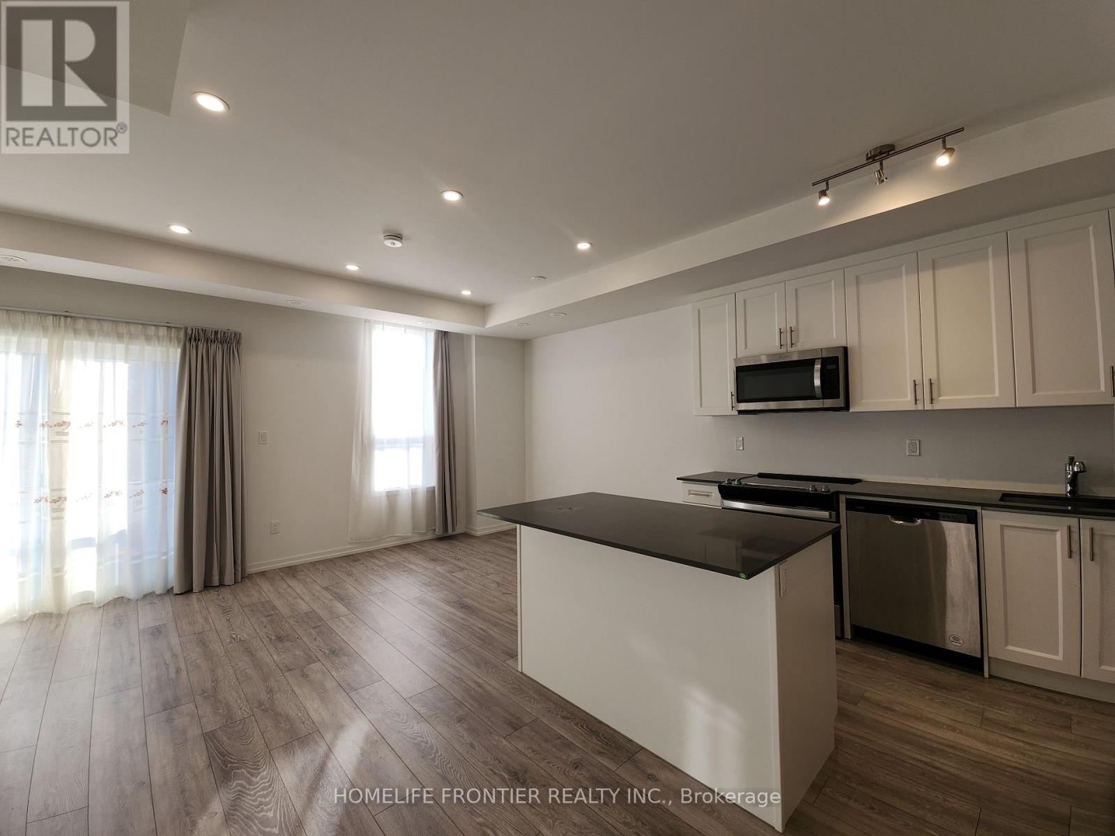 22 - 15 Lytham Green Circle, Newmarket, Ontario  L3Y 0H3 - Photo 3 - N13133442