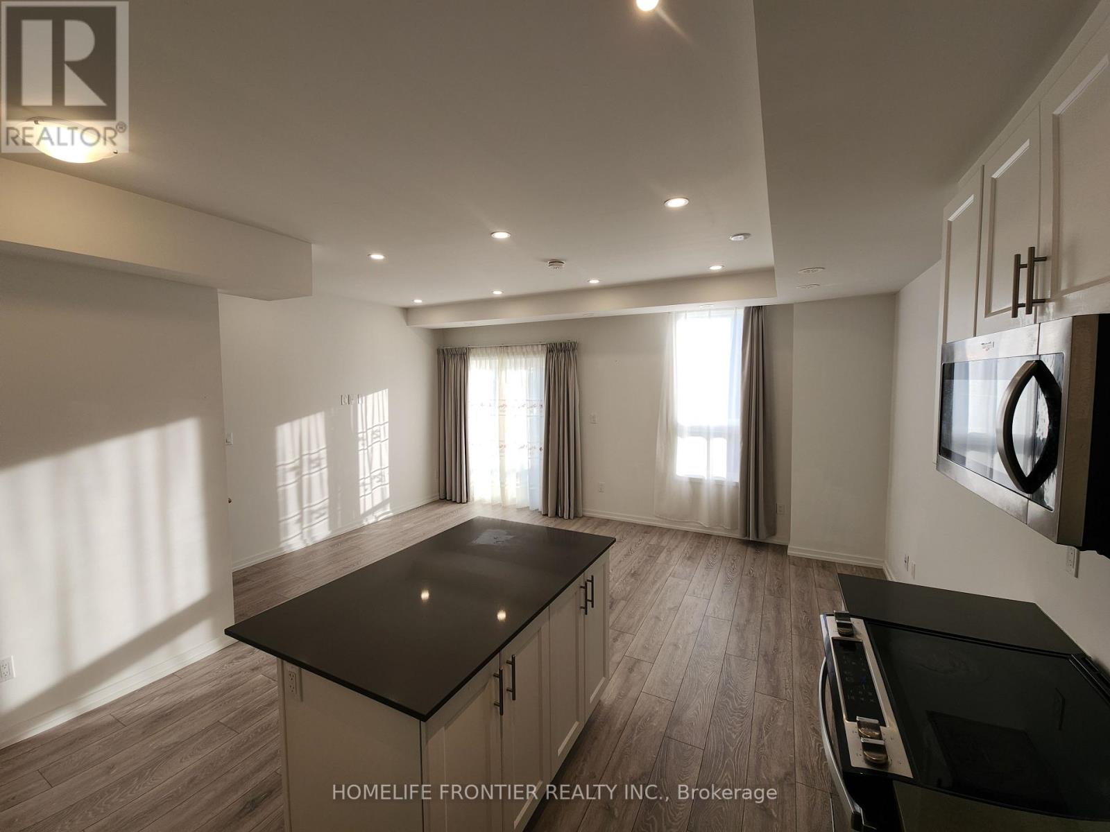 22 - 15 Lytham Green Circle, Newmarket, Ontario  L3Y 0H3 - Photo 4 - N13133442