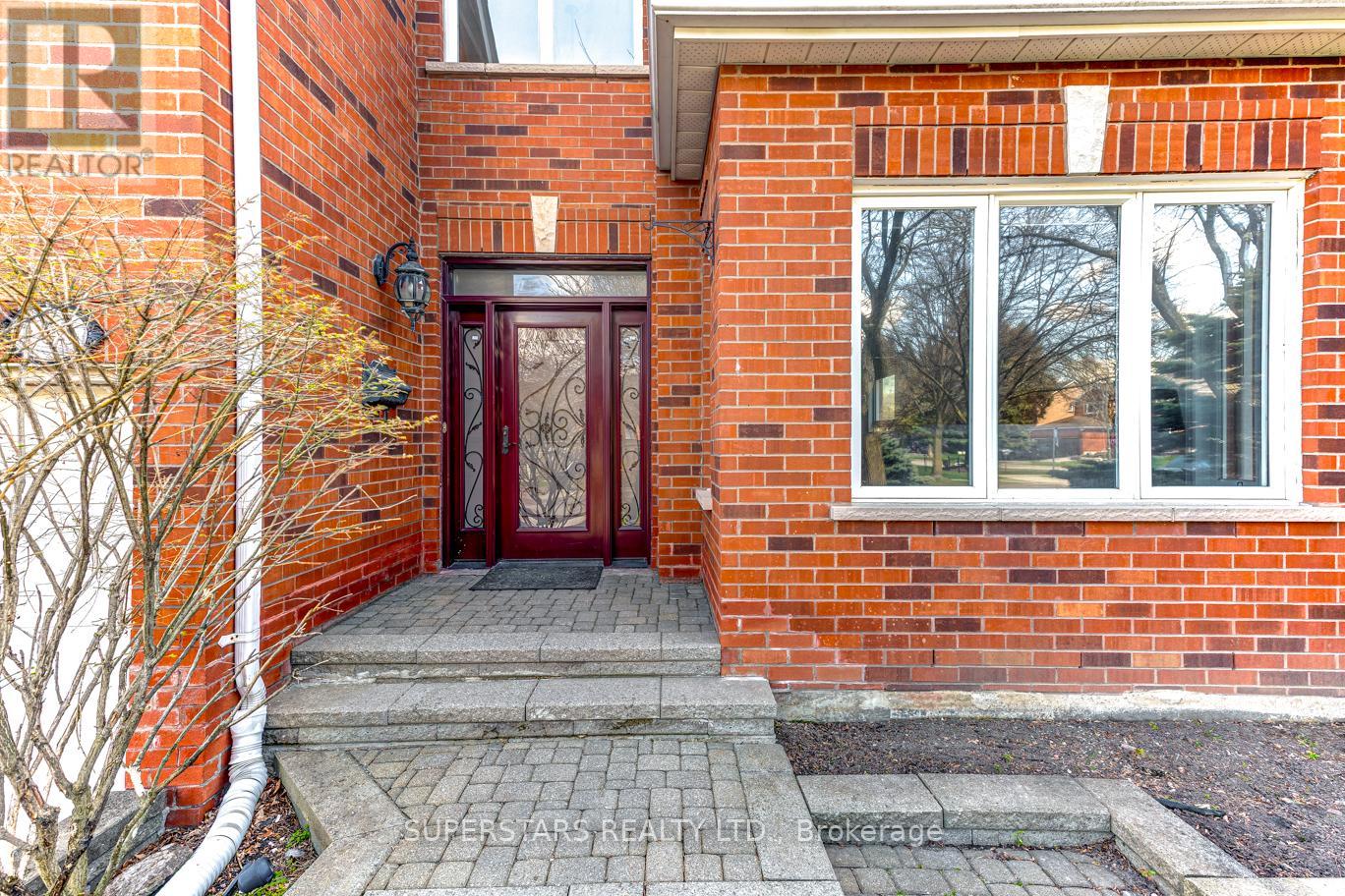 105 Mcclellan Way, Aurora, Ontario  L4G 6M4 - Photo 2 - N13133548