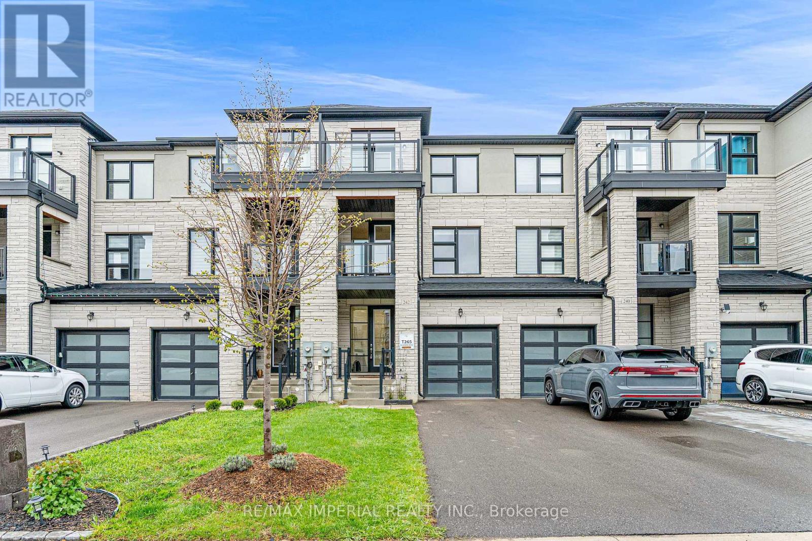 242 VERMONT AVENUE, Newmarket, Ontario