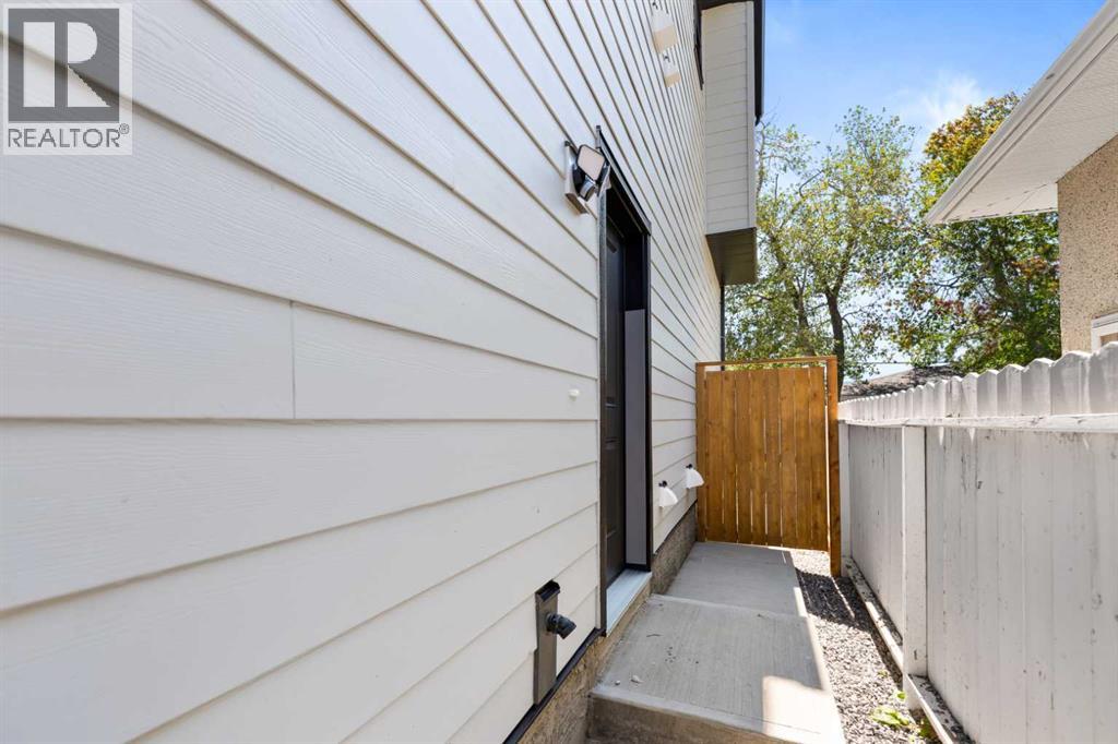 7929 47 Avenue NW, Calgary, Alberta  T3B 1Z3 - Photo 4 - A2244040