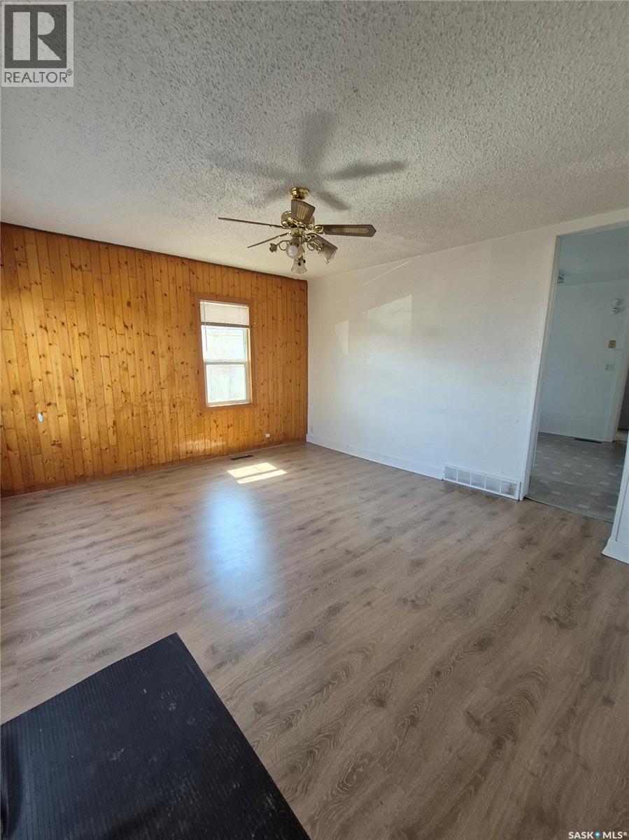 407 3rd Street E, Meadow Lake, Saskatchewan  S9X 1H7 - Photo 3 - SK029157