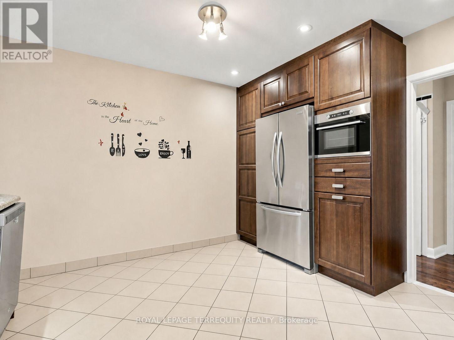 Upper - 14 Hedges Boulevard, Toronto, Ontario  M9B 3C2 - Photo 10 - W13072794