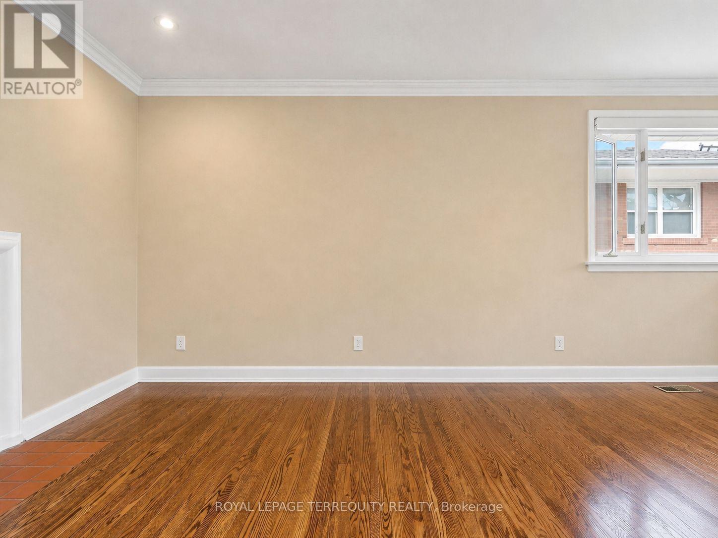 Upper - 14 Hedges Boulevard, Toronto, Ontario  M9B 3C2 - Photo 11 - W13072794