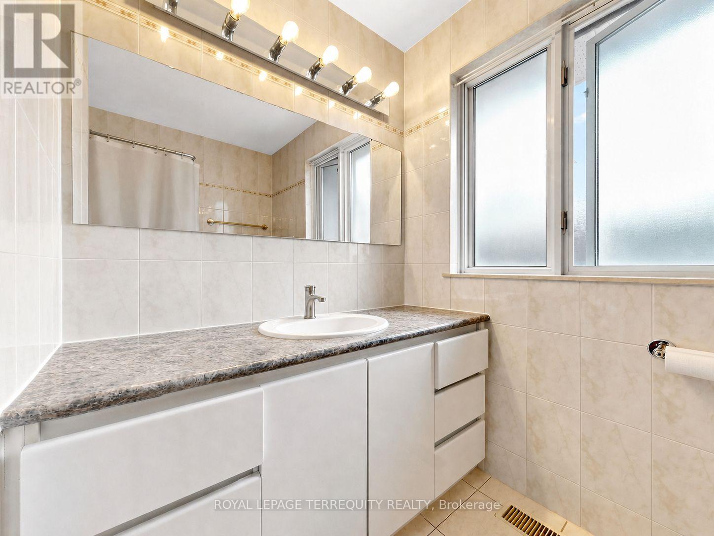 Upper - 14 Hedges Boulevard, Toronto, Ontario  M9B 3C2 - Photo 12 - W13072794