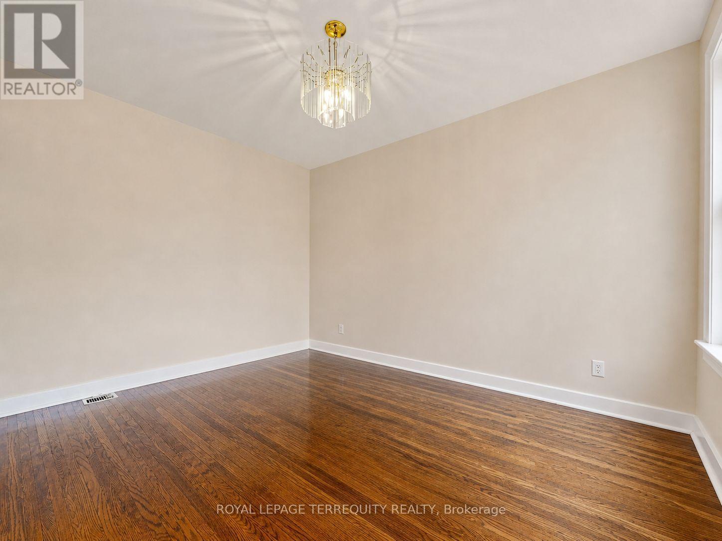 Upper - 14 Hedges Boulevard, Toronto, Ontario  M9B 3C2 - Photo 17 - W13072794