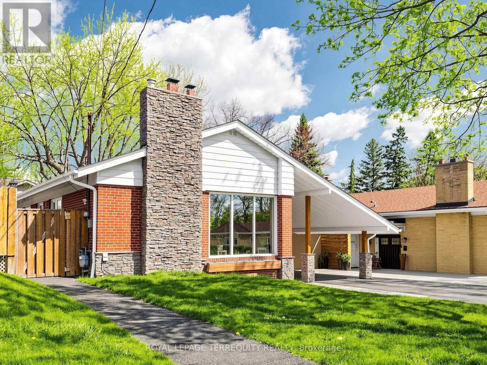 Upper - 14 Hedges Boulevard, Toronto, Ontario  M9B 3C2 - Photo 2 - W13072794