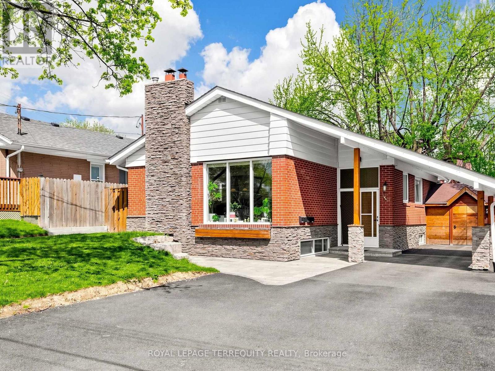 Upper - 14 Hedges Boulevard, Toronto, Ontario  M9B 3C2 - Photo 3 - W13072794
