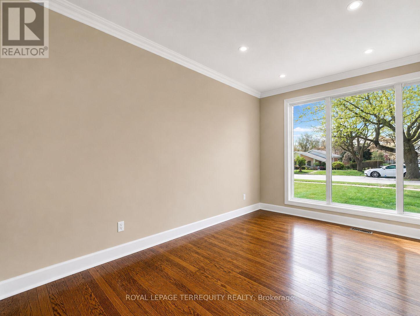 Upper - 14 Hedges Boulevard, Toronto, Ontario  M9B 3C2 - Photo 7 - W13072794