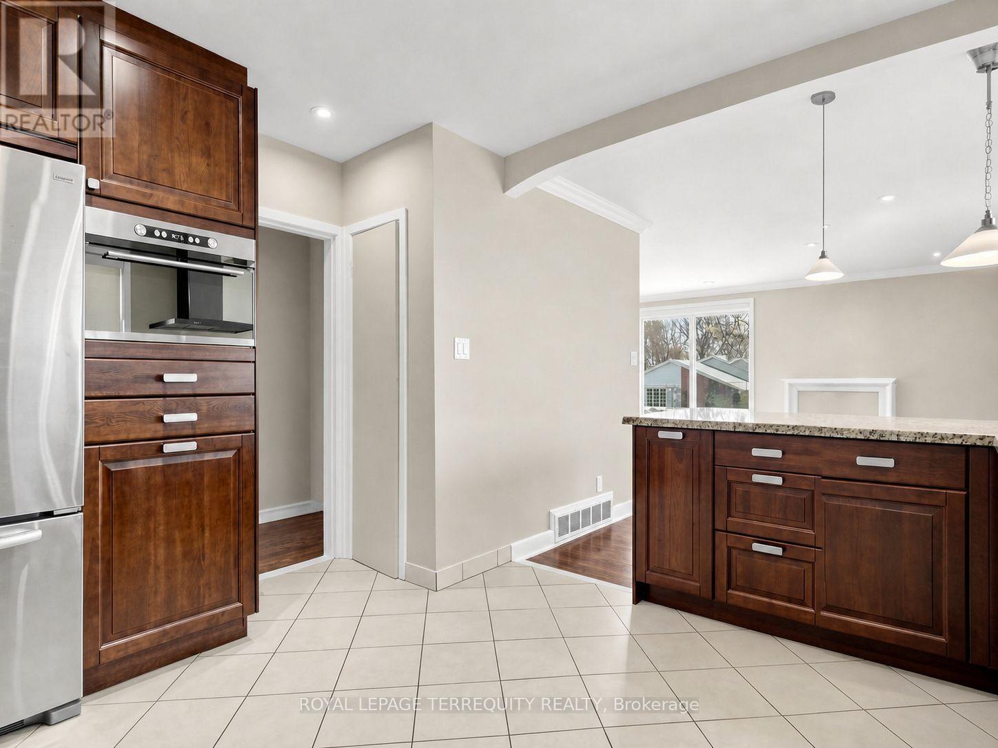 Upper - 14 Hedges Boulevard, Toronto, Ontario  M9B 3C2 - Photo 8 - W13072794