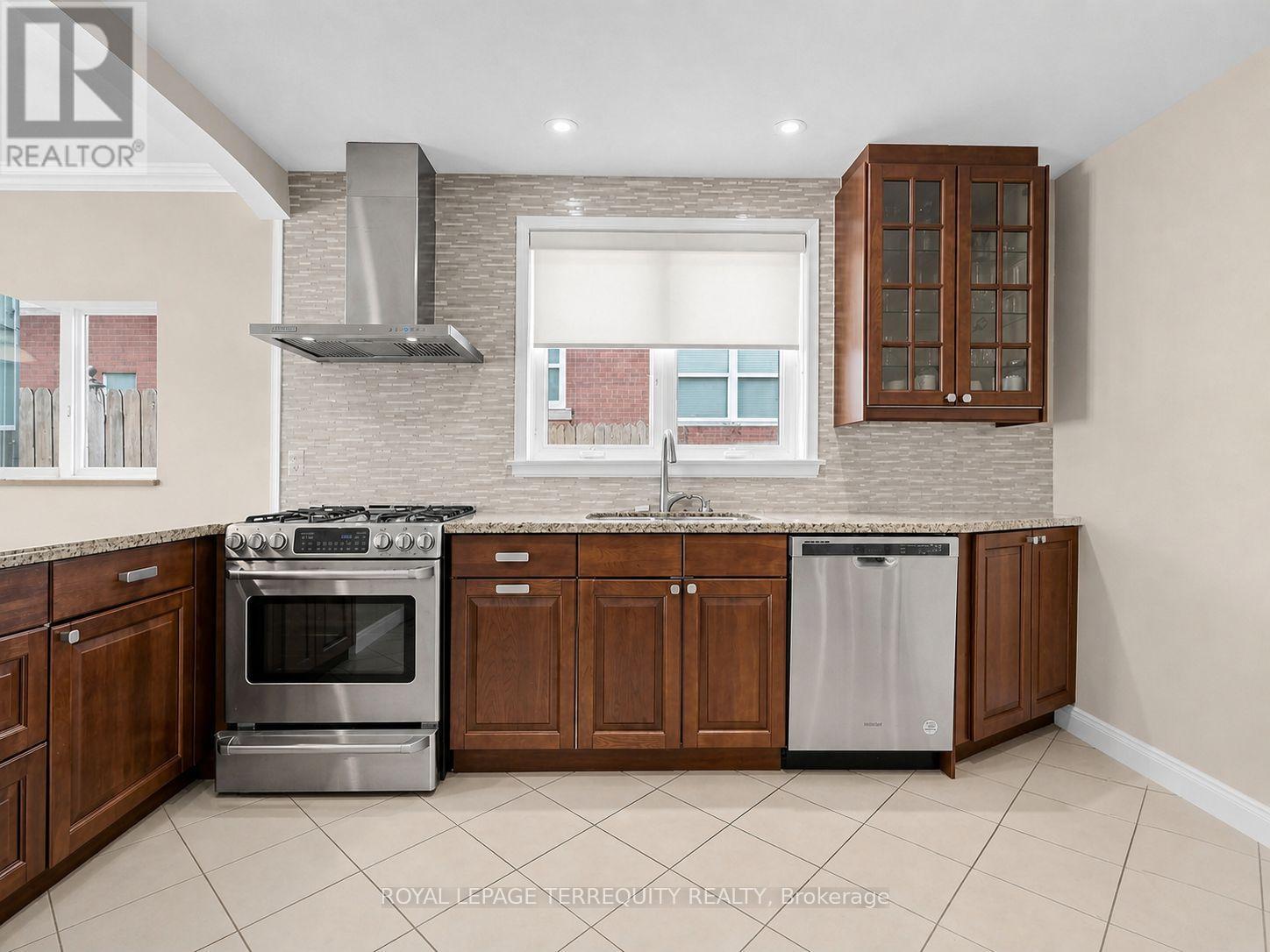 Upper - 14 Hedges Boulevard, Toronto, Ontario  M9B 3C2 - Photo 9 - W13072794