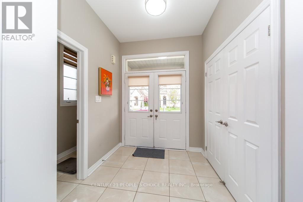 374 Begonia Gardens, Oakville, Ontario  L6M 4M2 - Photo 2 - W13133396