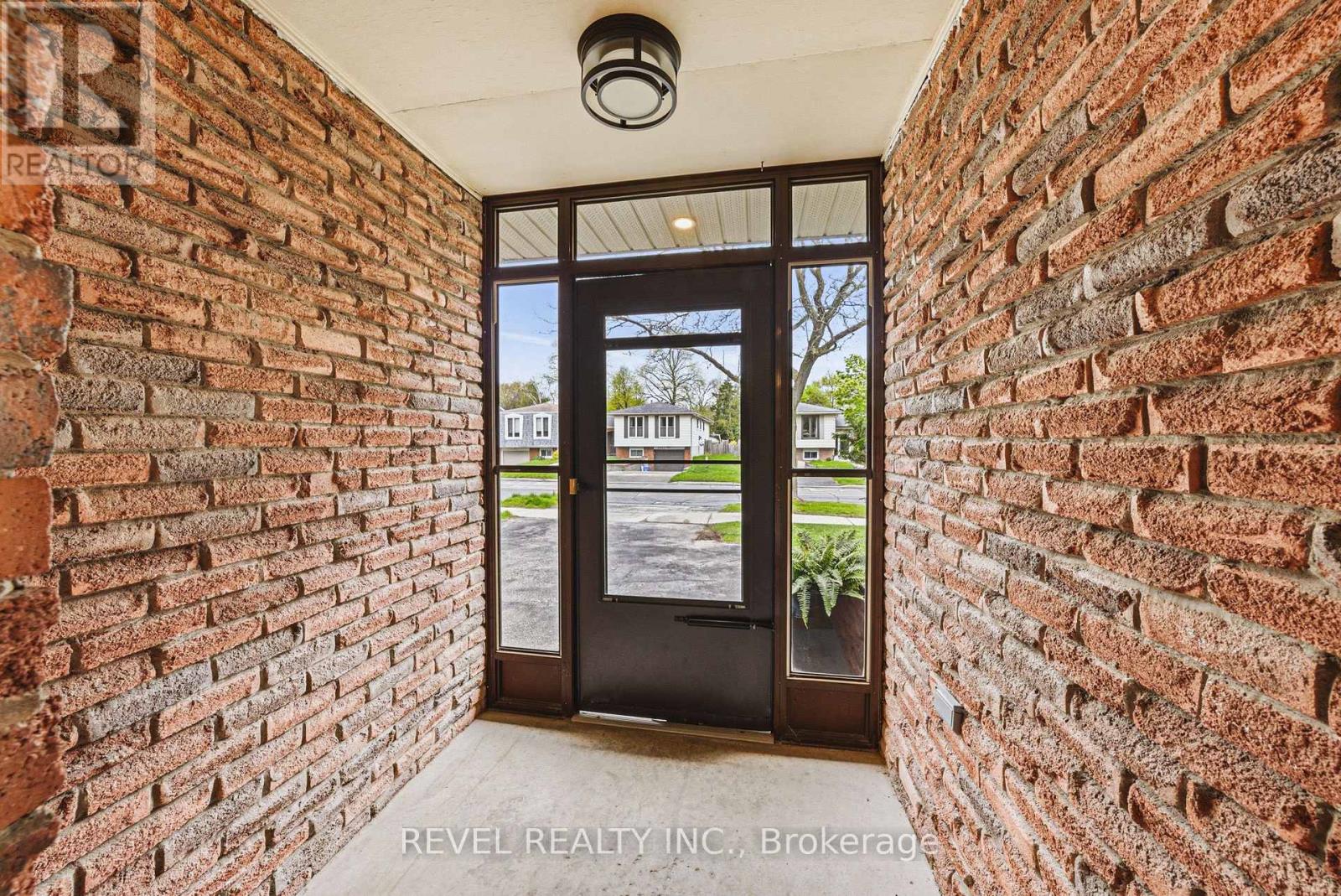5064 Brady Avenue, Burlington, Ontario  L7L 3X6 - Photo 4 - W13133758