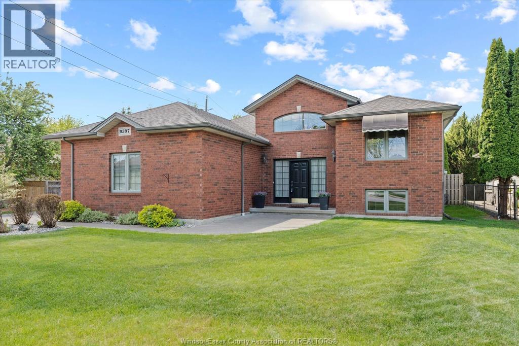 9597 MANITOU CRESCENT, Windsor, Ontario