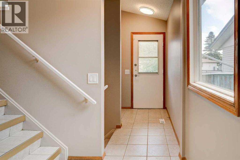 27 Dovely Way Se, Calgary, Alberta  T2B 2K7 - Photo 4 - A2308892