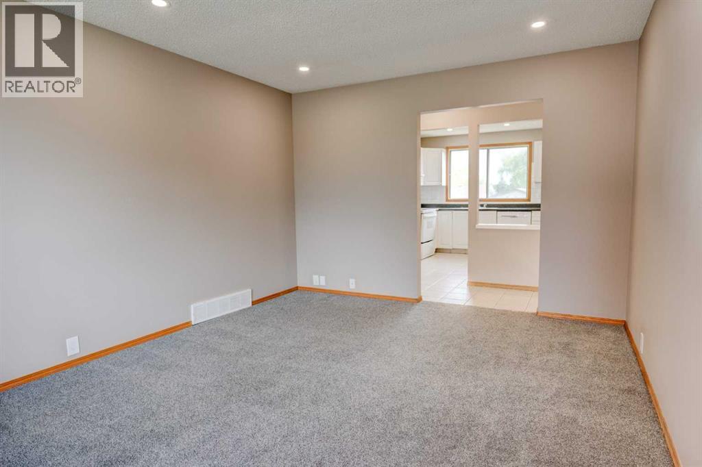 27 Dovely Way Se, Calgary, Alberta  T2B 2K7 - Photo 10 - A2308892