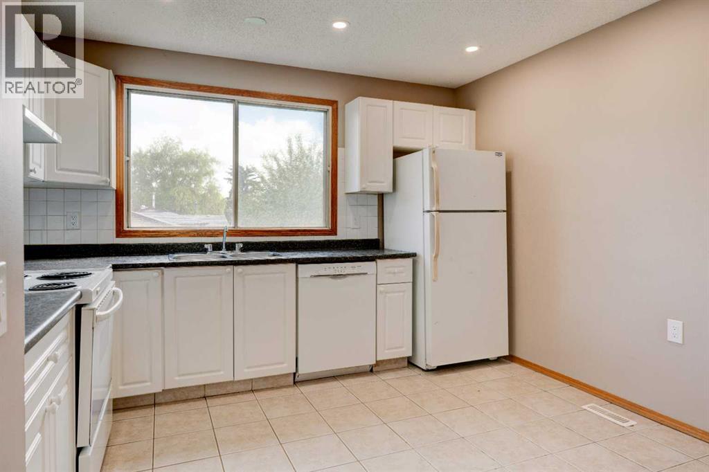 27 Dovely Way Se, Calgary, Alberta  T2B 2K7 - Photo 5 - A2308892