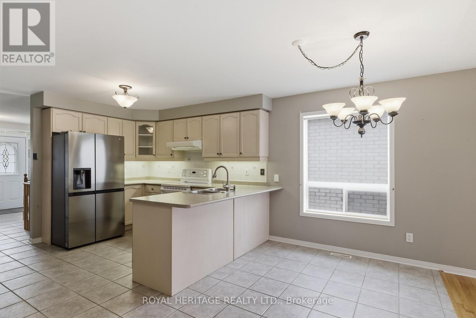 19 Fitzpatrick Court, Whitby, Ontario  L1M 2G9 - Photo 5 - E13130656