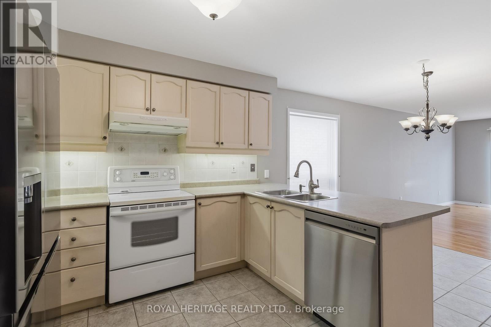 19 Fitzpatrick Court, Whitby, Ontario  L1M 2G9 - Photo 3 - E13130656