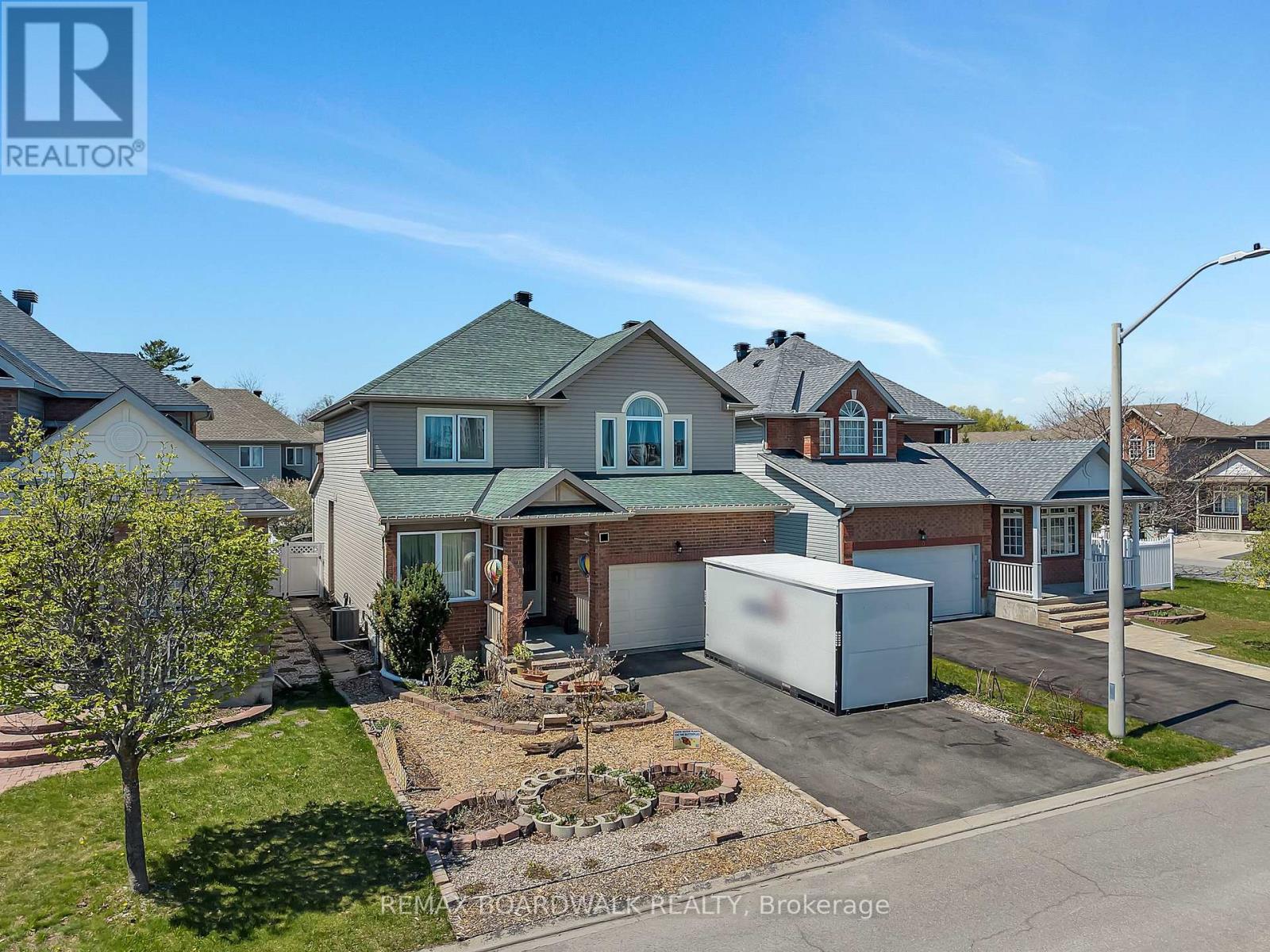 102 MOSSWOOD COURT, Ottawa, Ontario