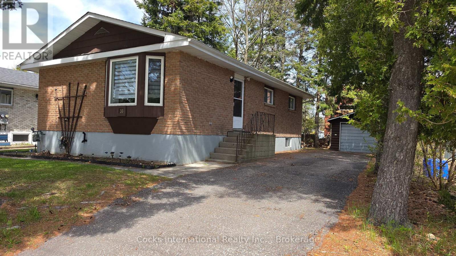 36 SUSAN STREET W, Huntsville, Ontario
