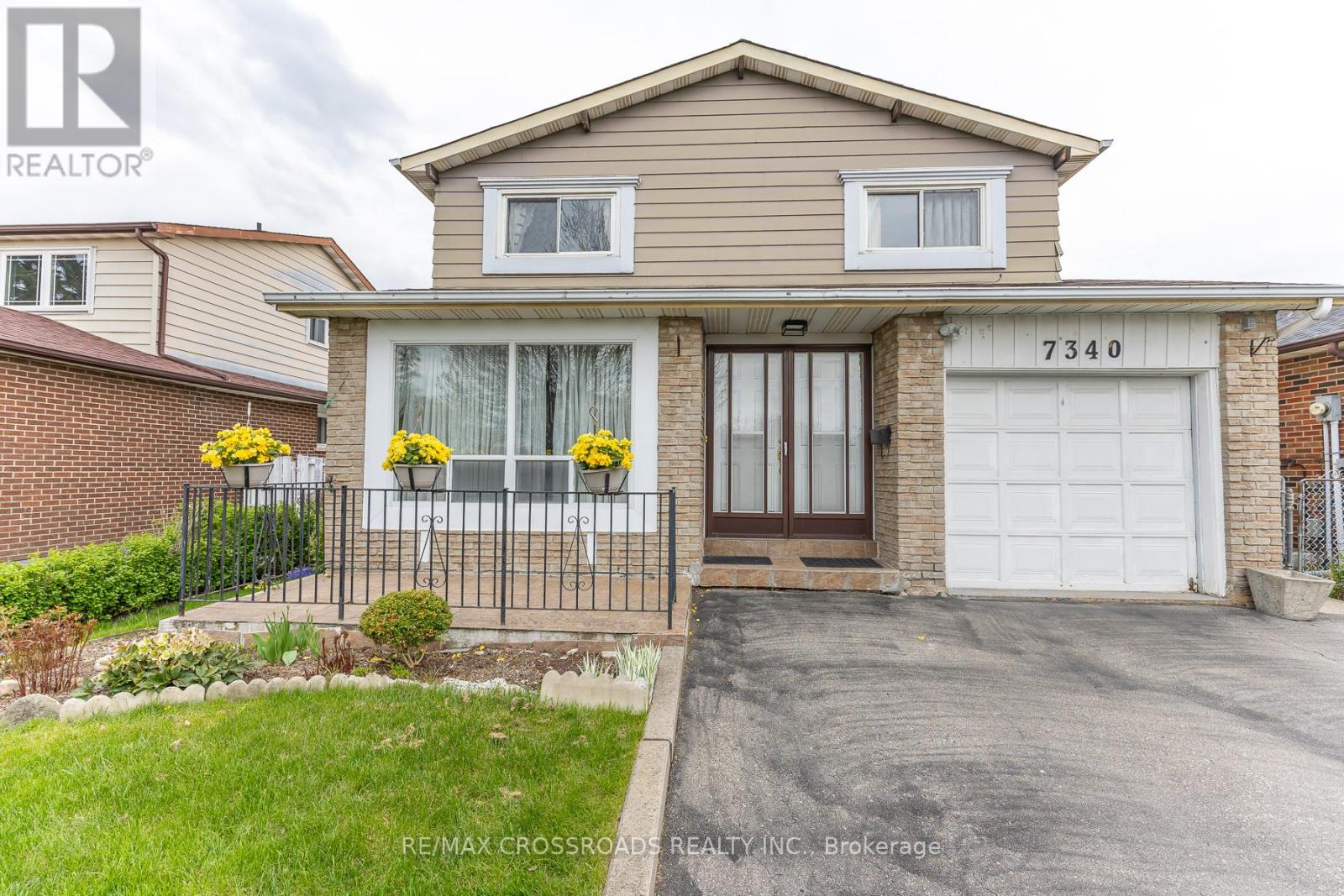 7340 Leesburg Street, Mississauga, Ontario  L4T 3R6 - Photo 2 - W13133814
