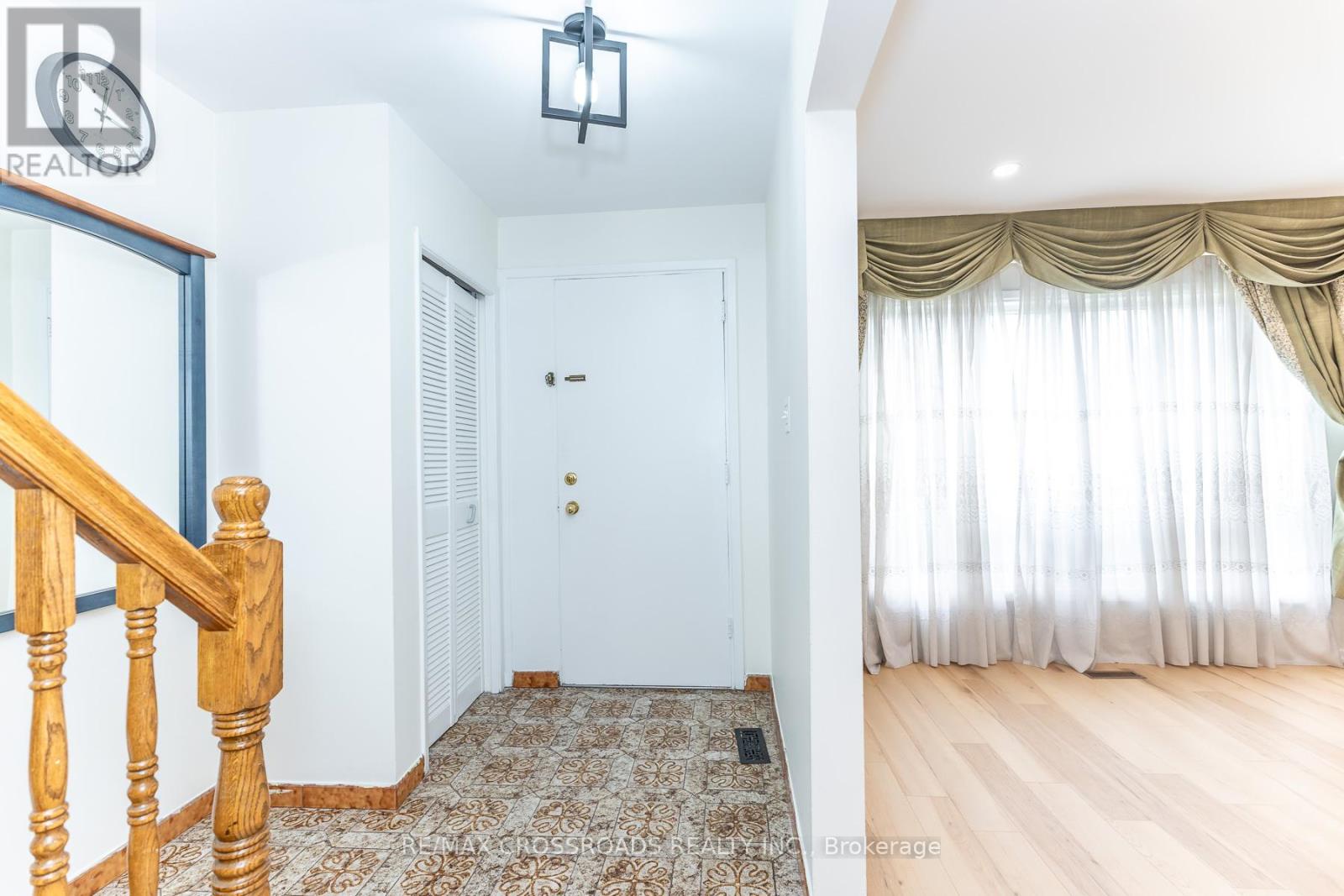 7340 Leesburg Street, Mississauga, Ontario  L4T 3R6 - Photo 3 - W13133814