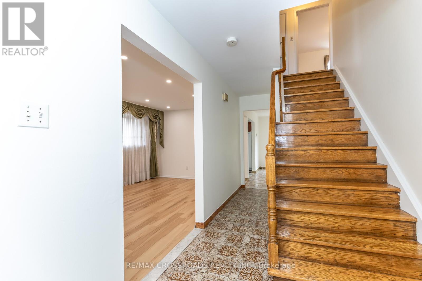 7340 Leesburg Street, Mississauga, Ontario  L4T 3R6 - Photo 4 - W13133814