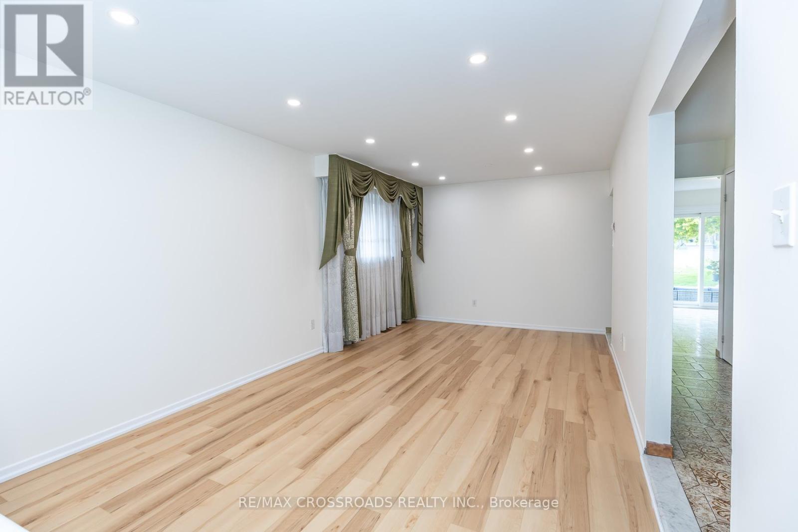 7340 Leesburg Street, Mississauga, Ontario  L4T 3R6 - Photo 5 - W13133814