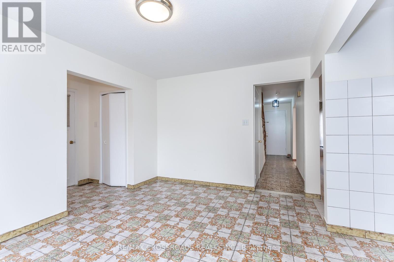 7340 Leesburg Street, Mississauga, Ontario  L4T 3R6 - Photo 7 - W13133814