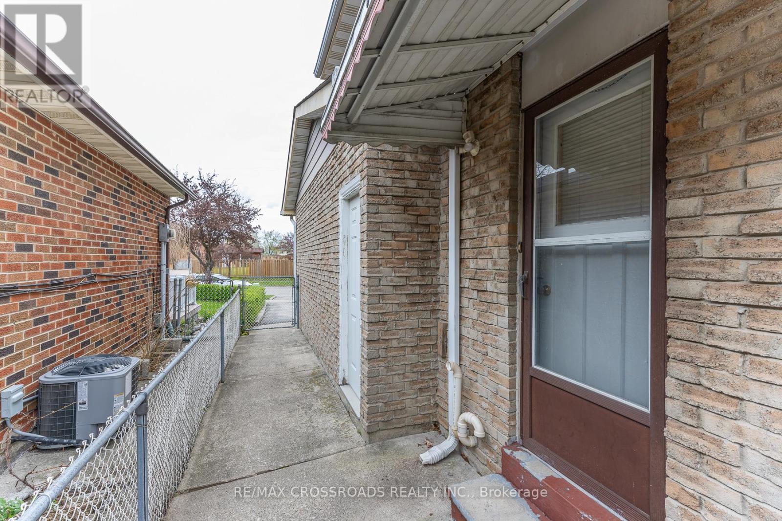 7340 Leesburg Street, Mississauga, Ontario  L4T 3R6 - Photo 9 - W13133814