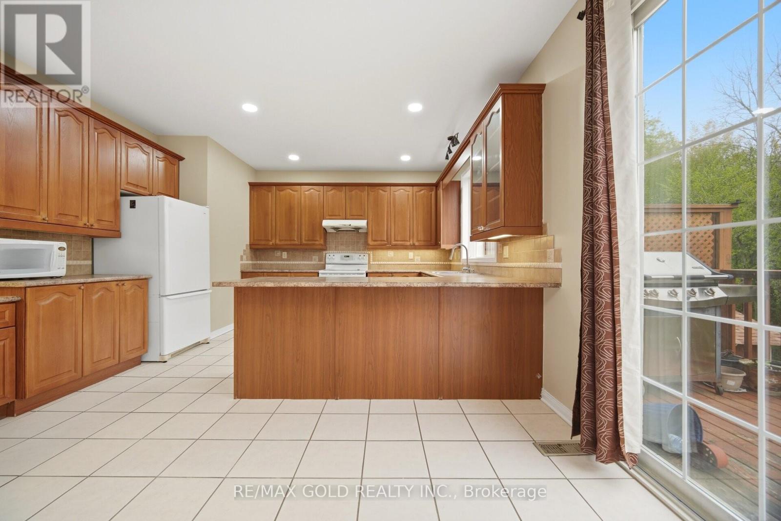 22 Cosmo Court, Brampton, Ontario  L6P 1G2 - Photo 10 - W13133818