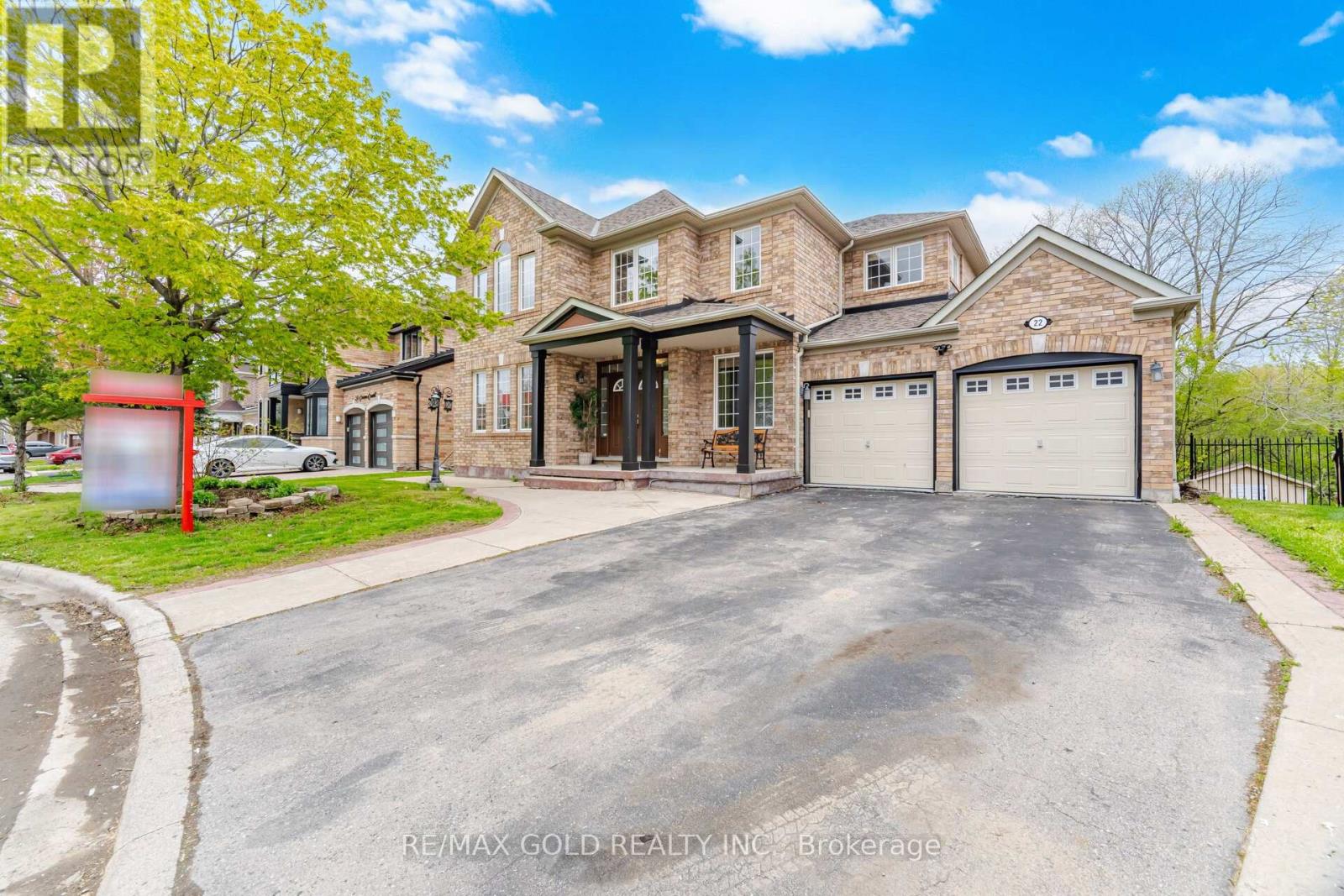 22 Cosmo Court, Brampton, Ontario  L6P 1G2 - Photo 2 - W13133818