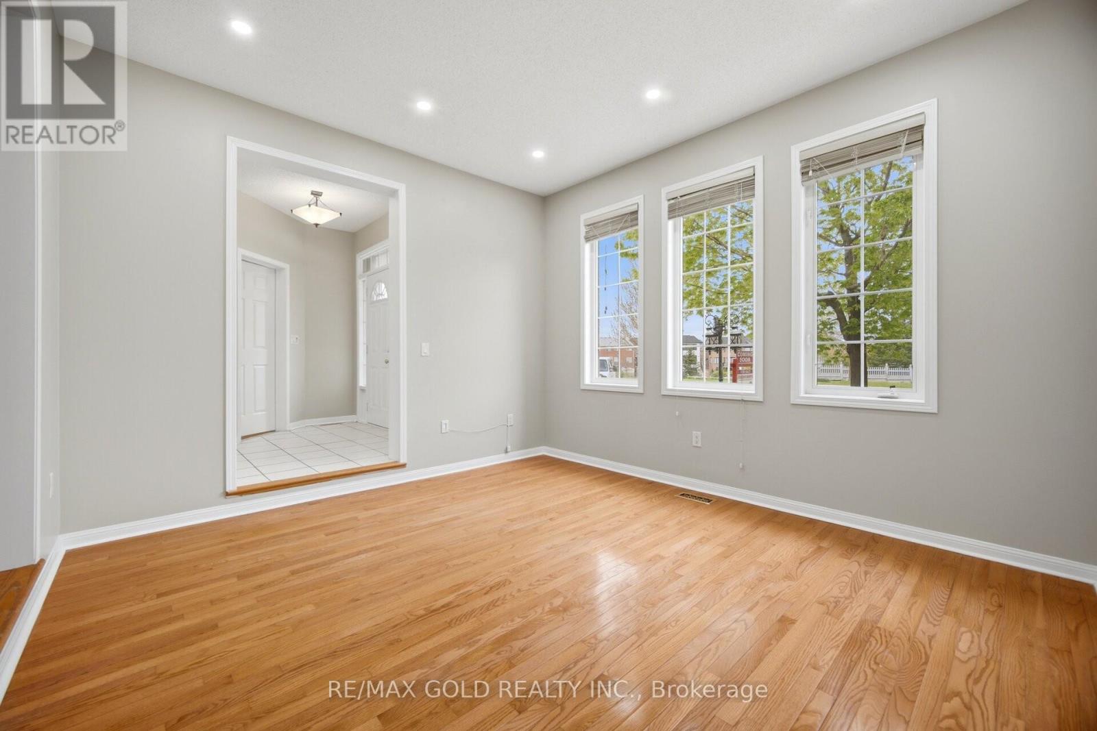 22 Cosmo Court, Brampton, Ontario  L6P 1G2 - Photo 3 - W13133818