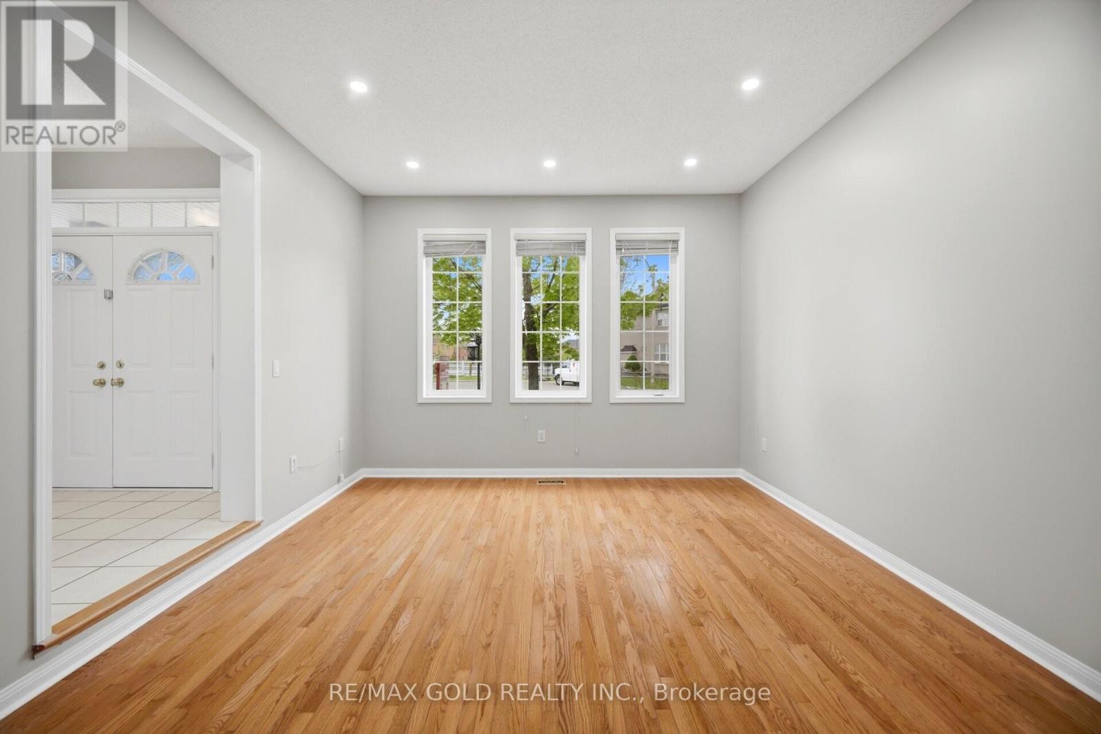 22 Cosmo Court, Brampton, Ontario  L6P 1G2 - Photo 4 - W13133818