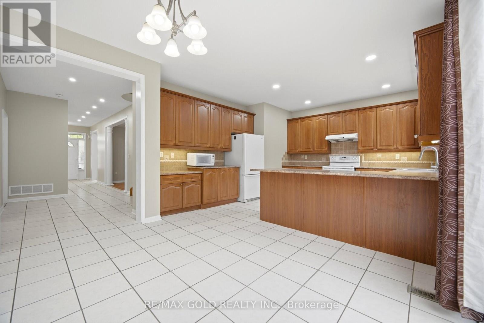 22 Cosmo Court, Brampton, Ontario  L6P 1G2 - Photo 7 - W13133818