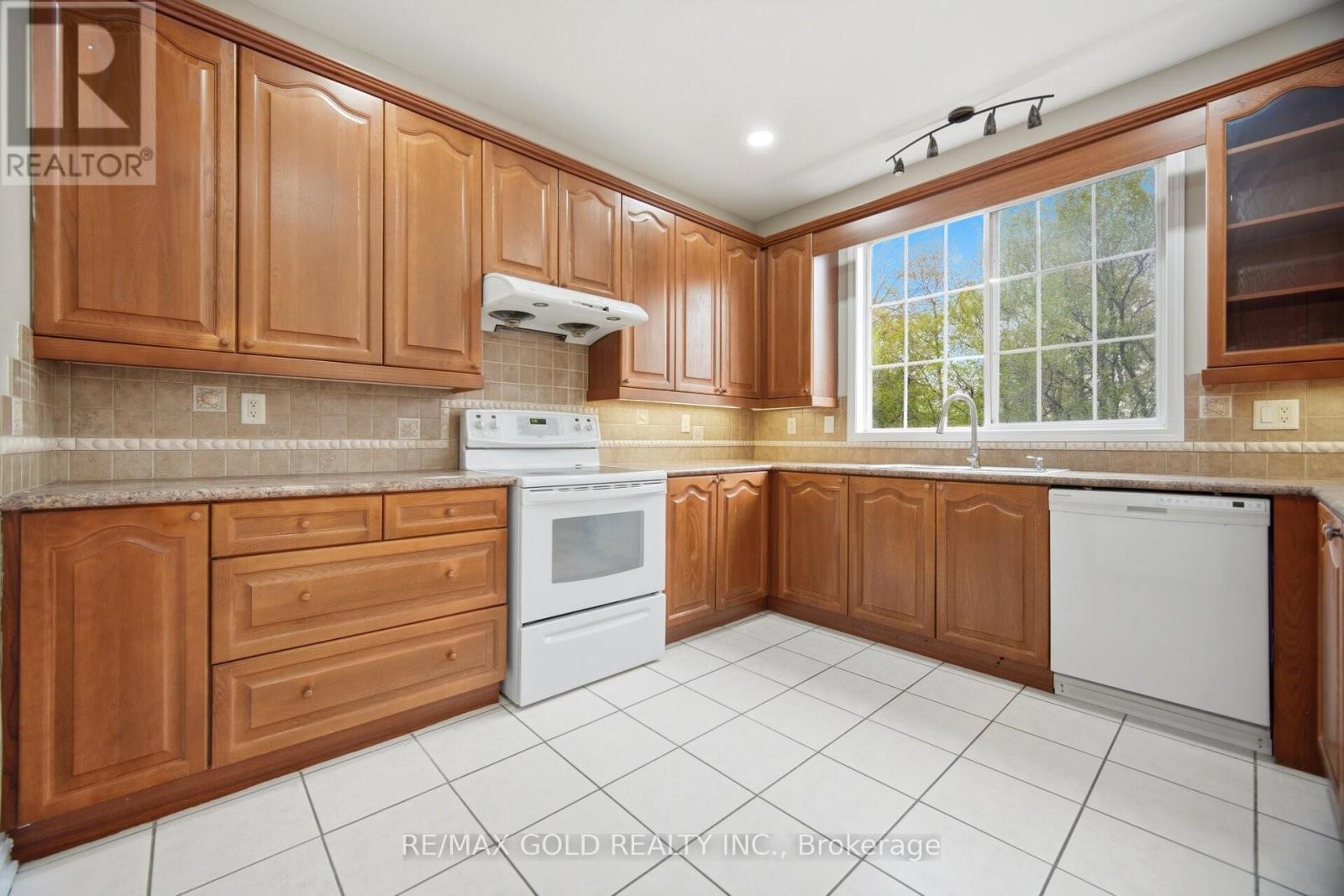 22 Cosmo Court, Brampton, Ontario  L6P 1G2 - Photo 8 - W13133818