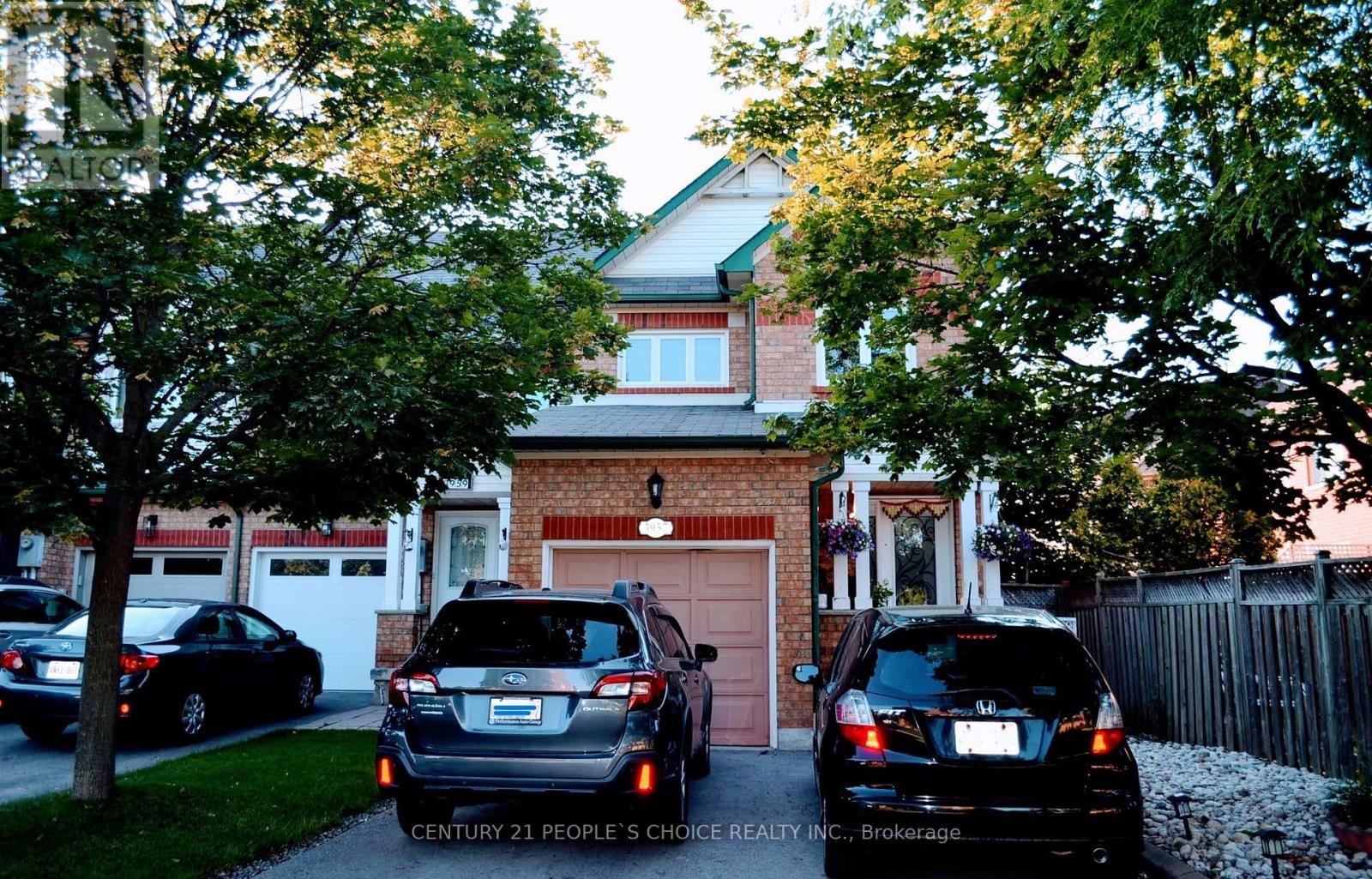 3957 Discovery Court, Mississauga, Ontario  L5N 7H8 - Photo 2 - W13133900