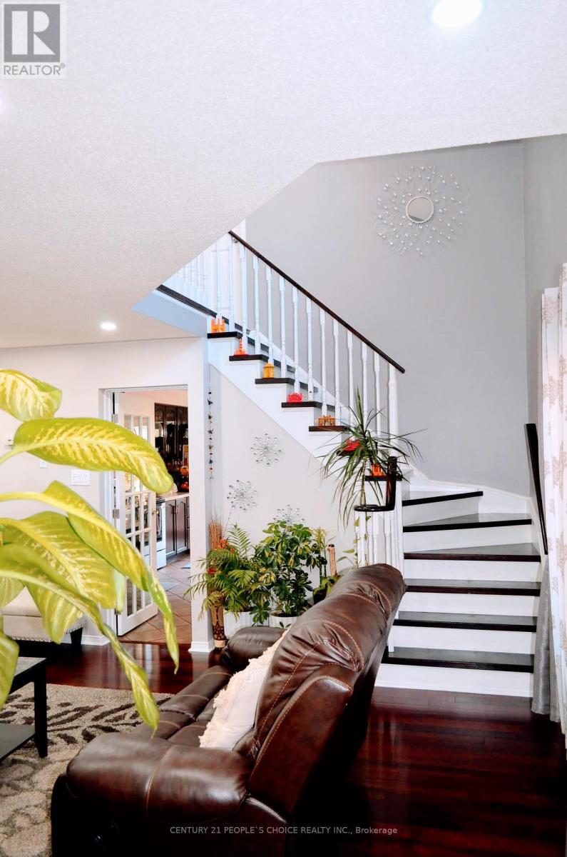 3957 Discovery Court, Mississauga, Ontario  L5N 7H8 - Photo 4 - W13133900