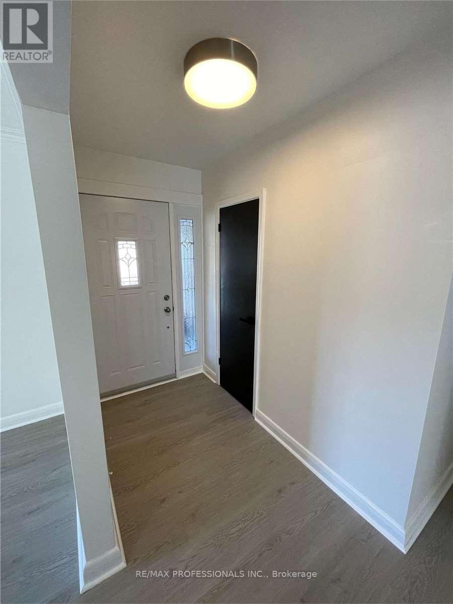 Main - 69 Paulart Drive, Toronto, Ontario  M9B 3V8 - Photo 4 - W13133916