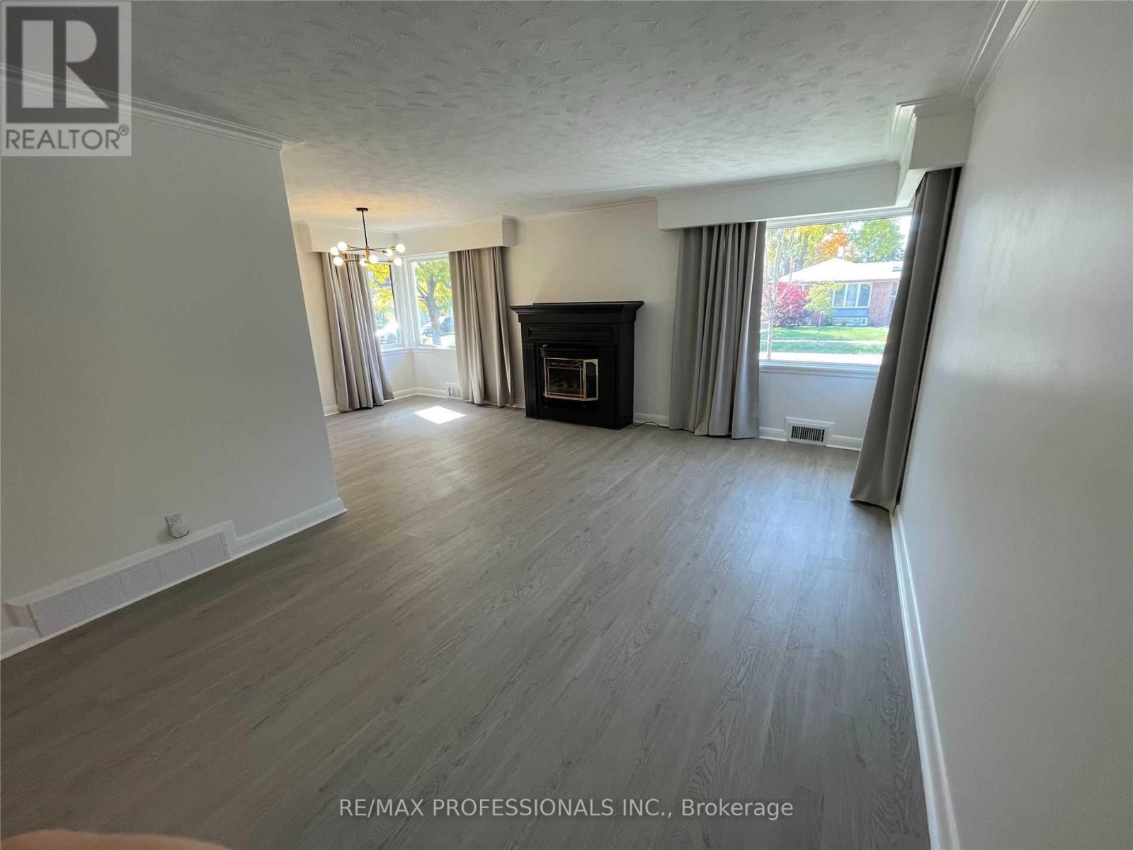 Main - 69 Paulart Drive, Toronto, Ontario  M9B 3V8 - Photo 5 - W13133916