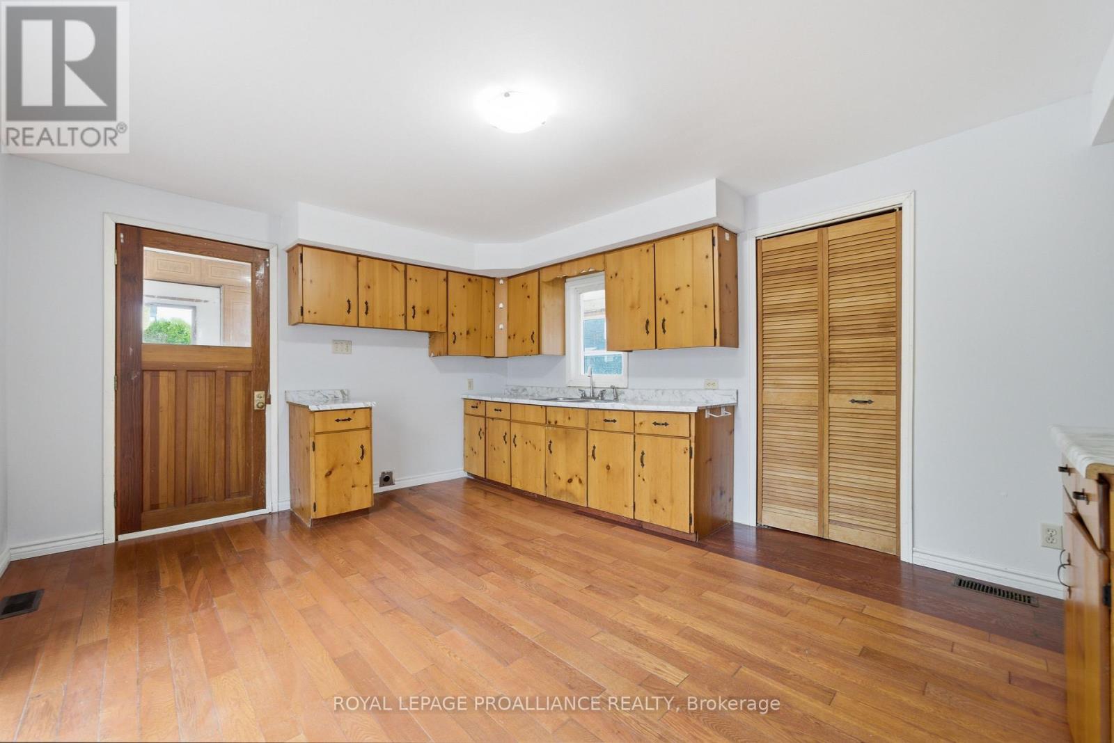 58 John Street, Quinte West (Trenton Ward), Ontario  K8V 1J8 - Photo 13 - X13134340