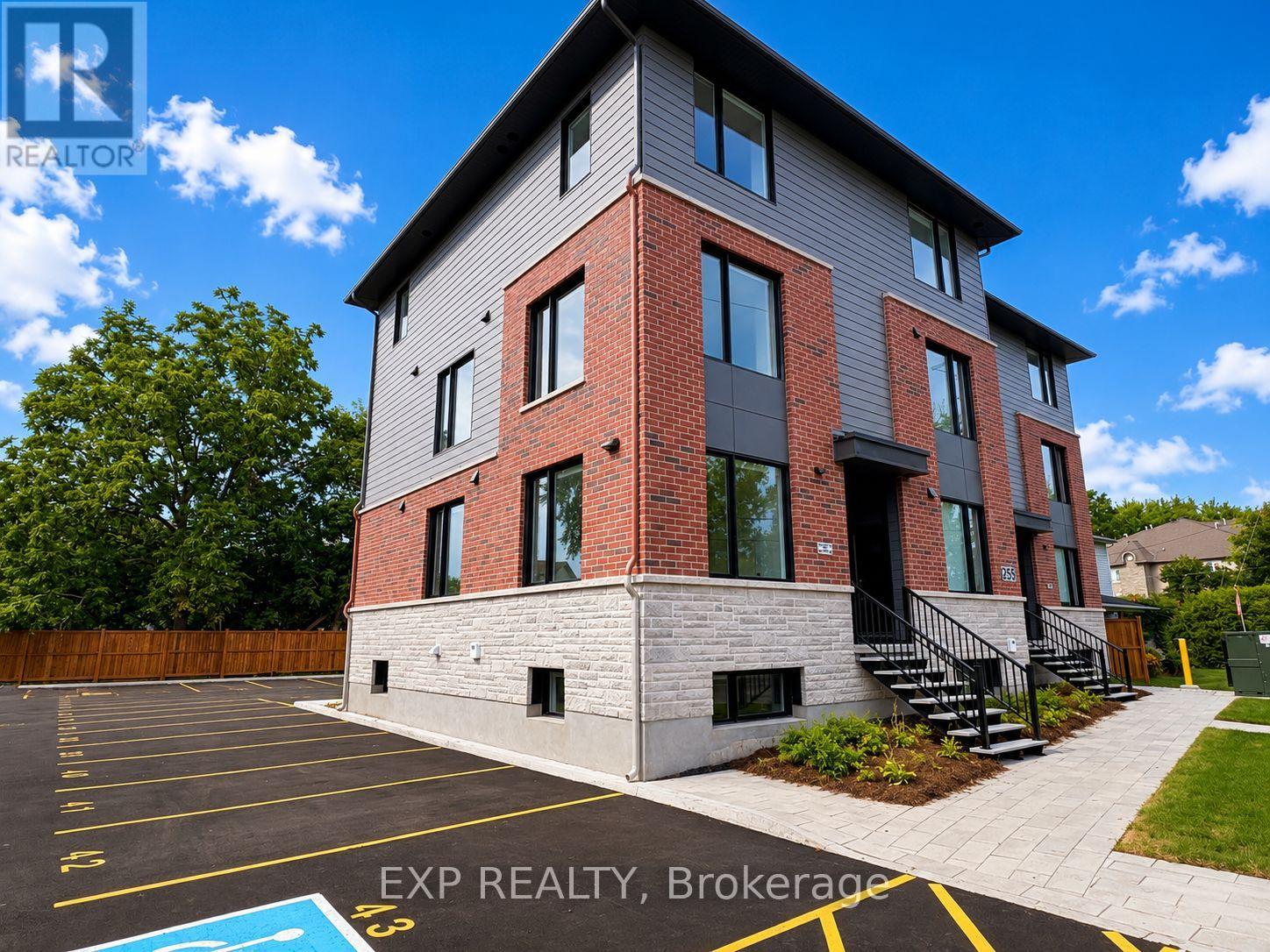 202 - 255 Castor Street, Russell, Ontario  K4R 0M2 - Photo 2 - X12604144