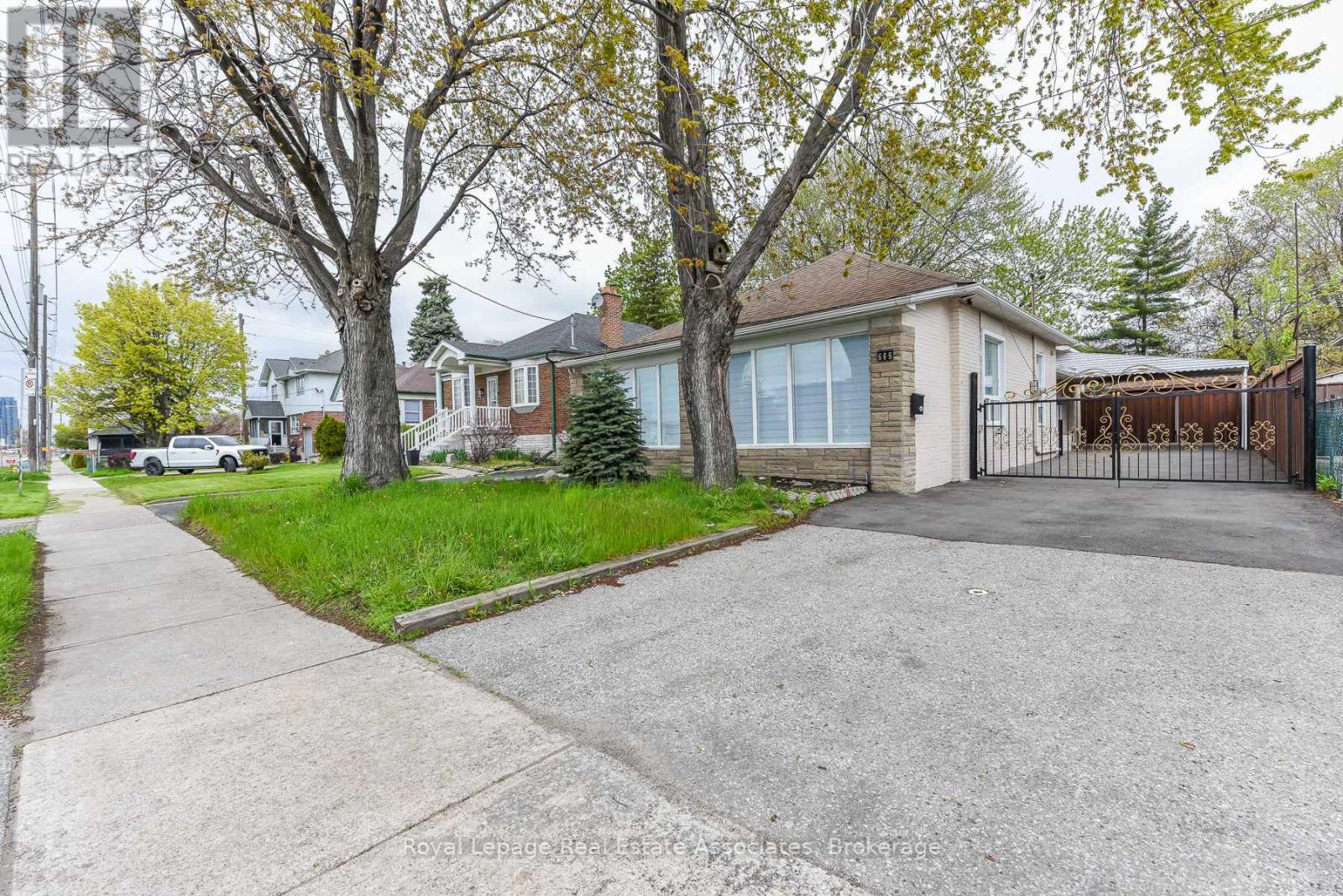 665 Kipling Avenue, Toronto, Ontario  M8Z 5G2 - Photo 2 - W13109256
