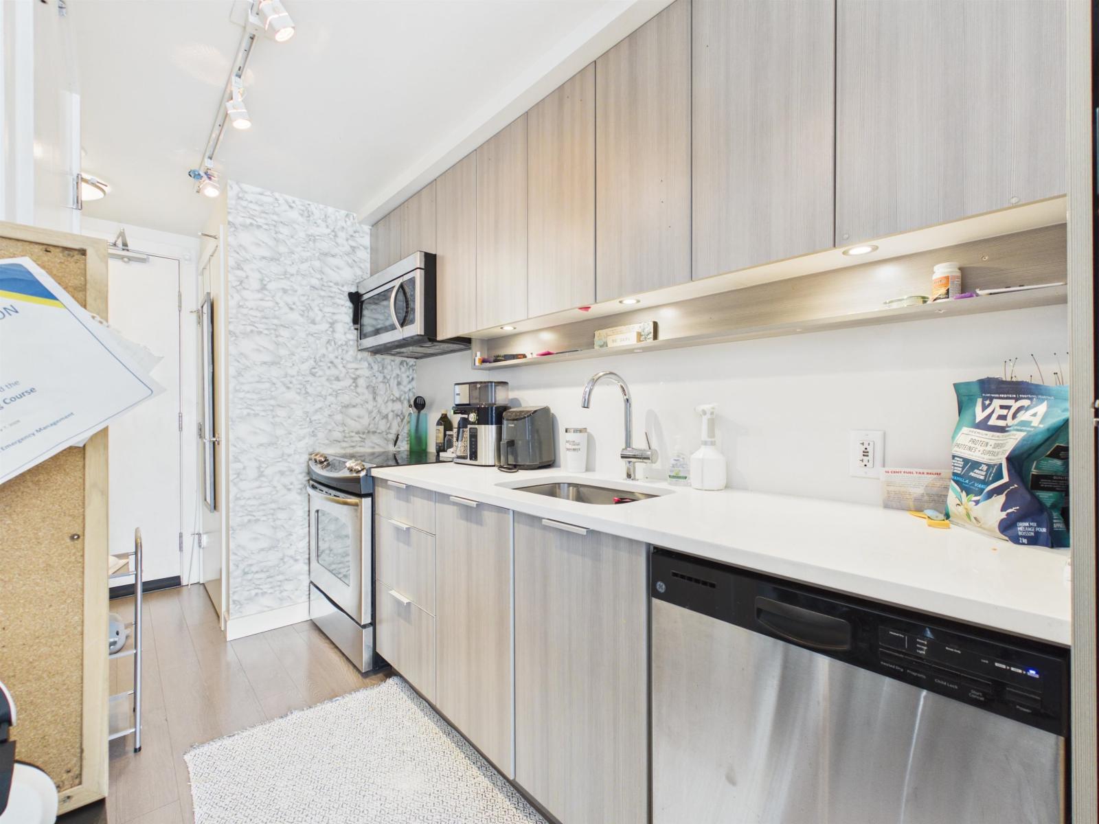 2811 13308 Central Avenue, Surrey, British Columbia  V3T 0M4 - Photo 3 - R3122343